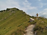 49 Ora, bosco finito, in cresta e in decisa salita sotto il sole a picco